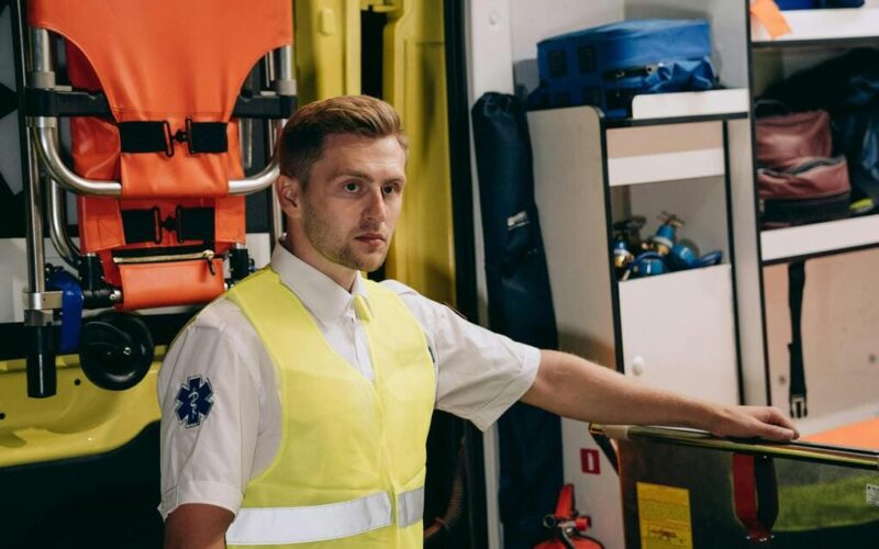 ¿Cómo el software optimiza la asignación de ambulancias en emergencias?